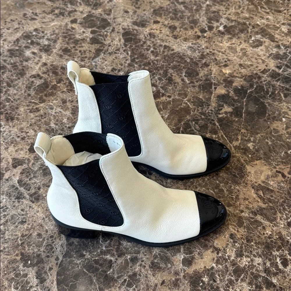 Chanel 24b short boots Chelsea white black patent cap toe logo booties sz 40.5